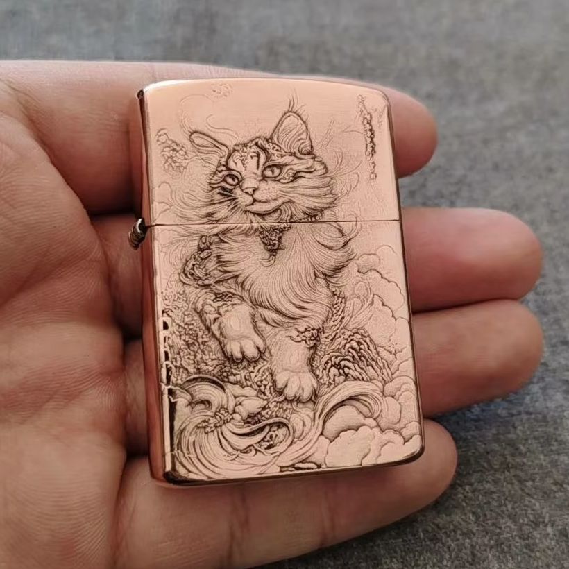 Vintage Collectible Lighters - Kırmızı Bakır Kabartmalı Kedi Yağlı Çakmak